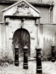 Zawartość – Content: Portal z dawnego dworu, z 1596 r., wmurowany w elewację Muzeum Ziemi Lubuskiej, fotografia, 1984 r.; Własność intelektualna – Intelectual Property: Aleksandra i Czesław Maćkowiak; Prawa majątkowe: Lubuski Wojewódzki Konserwator Zabytków; Dookreślenie – Instantiation: Kąsinowska R.: Przytok – pałac, Poznań 1984 r. Maszynopis w zbiorach Wojewódzkiego Urzędu Ochrony Zabytków w Zielonej Górze.