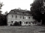 Zawartość – Content: Widok na oficynę położoną w zachodniej części podwórza folwarcznego (nieistniejącą), fotografia, 1984 r.;  Własność intelektualna – Intelectual Property: Aleksandra i Czesław Maćkowiak; Prawa majątkowe: Lubuski Wojewódzki Konserwator Zabytków; Dookreślenie – Instantiation: Kąsinowska R.: Przytok – pałac, Poznań 1984 r. Maszynopis w zbiorach Wojewódzkiego Urzędu Ochrony Zabytków w Zielonej Górze.