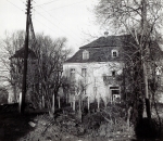 Zawartość – Content: Południowo – zachodni fragment założenia, fotografia 1968; Własność Intelektualna – Intellectual Property: R. Kąsinowska; Prawa majątkowe: Lubuski Wojewódzki Konserwator Zabytków; Dookreślenie – Istantiation: Materiał załączony do: R. Kąsinowska, Chotków, dwór obronny – dokumentacja historyczno-architektoniczna, Szczecin 1968/69 r. (maszynopis, Archiwum Wojewódzkiego Urzędu Ochrony Zabytków w Zielonej Górze).