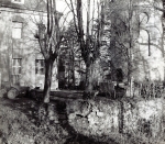 Zawartość – Content: Południowo – wschodni fragment założenia, fotografia 1968; Własność Intelektualna – Intellectual Property: G. Solecki; Prawa majątkowe: Lubuski Wojewódzki Konserwator Zabytków; Dookreślenie – Istantiation: Materiał załączony do: R. Kąsinowska, Chotków, dwór obronny – dokumentacja historyczno-architektoniczna, Szczecin 1968/69 r. (maszynopis, Archiwum Wojewódzkiego Urzędu Ochrony Zabytków w Zielonej Górze).