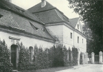 Zawartość – Content: Goszcz, dom ogrodnika, ok. 1913; Własność Intelektualna – Intellectual Property: Heinrich Goetz; Prawa majątkowe: A. Michoński; Dookreślenie – Instantiation: materiał reprodukowany w: R. Konwiarz, Alt Schlesien. Architektur. Raumkunst. Kunstgewerbe, Stuttgart 1913.