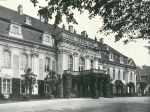 Zawartość – Content: Goszcz, widok fasady pałacu, ok. 1913; Własność Intelektualna – Intellectual Property: Heinrich Goetz; Prawa majątkowe: A. Michoński; Dookreślenie – Instantiation: materiał reprodukowany w: R. Konwiarz, Alt Schlesien. Architektur. Raumkunst. Kunstgewerbe, Stuttgart 1913.