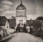 Zawartość: Wieża bramna, widok od strony drogi. Fotografia, 1947 r.; Własność Intelektualna: brak danych; Prawa majątkowe: Instytut Zachodni, Poznań; Dookreślenie: Instytut Zachodni, Poznań.