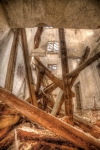 Widok na zawalony strop i zdewastowaną więźbę dachową, Fot. Kamilla Ernandes
