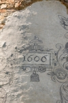 Wieża: sgraffitowy kartusz z datą budowy pałacu, fot. Kamilla Ernandes