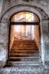Sień pałacu, ściana północna, otwór drzwiowy na klatkę schodową, Fot. Kamilla Ernandes