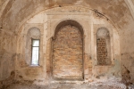 Sień pałacu, widok na ścianę wschodnią z niszami z ozdobnymi konchami i otwór drzwiowy prowadzący do pałacowego ogrodu, Fot. Kamilla Ernandes