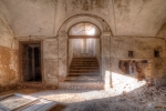 Sień pałacu, ściana północna otwór drzwiowy na klatkę schodową, Fot. Kamilla Ernandes