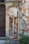 Główny portal, detal: miejsce po kolumienkach, fot. Kamilla Ernandes