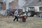 Zawartość: Prace porządkowe prowadzone podczas spotkań wolontariuszy w Bieczu. Fotografia, 2018 r.; Własność Intelektualna: Anna Dziadek; Prawa majątkowe: Anna Dziadek; Dookreślenie: -.