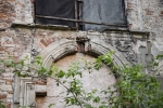 Barokowe obramienie okna dolnej kondygnacji kaplicy zamkowej. Fot. Kamilla Ernandes