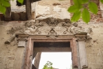 Brzezinka, pałac, fragment wnętrza sieni – dekoracja portalu wejściowego do sali balowej na pierwszym piętrze. Fot. Kamilla Ernandes