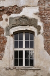 Biecz. Dekoracja okna elewacji frontowej  z motywami muszli i rocaille. Fot. Kamilla Ernandes