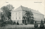 Zawartość – Content: Pałac w Żaganiu, widok ogólny skrzydła wschodniego. Karta pocztowa, ok. 1910 r.;  Własność intelektualna – Intelectual Property: Mitteldeutsche Kunstanstalt, Gebr. Heberlein, Zwickau Sa.;  Prawa majątkowe: Katarzyna Adamek-Pujszo;  Dookreślenie – Instantiation: brak.