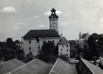 Zawartość – Content: Widok na elewację zachodnią zamku oraz kuchnie zamkowe. Fotografia, 1961 r.;  Własność intelektualna – Intelectual Property: I. Springer;  Prawa majątkowe: Lubuski Wojewódzki Konserwator Zabytków;  Dookreślenie – Instantiation: Kroman K.: Zamek Bibersteinów w Żarach, Szczecin 1961. Maszynopis w zbiorach Wojewódzkiego Urzędu Ochrony Zabytków w Zielonej Górze.