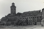 Zawartość – Content: Widok na zamek i pałac od strony południowej. Fotografia, 1961 r.;  Własność intelektualna – Intelectual Property: I. Springer;  Prawa majątkowe: Lubuski Wojewódzki Konserwator Zabytków;  Dookreślenie – Instantiation: Kroman K.: Zamek Bibersteinów w Żarach, Szczecin 1961. Maszynopis w zbiorach Wojewódzkiego Urzędu Ochrony Zabytków w Zielonej Górze.