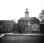 Zawartość – Content: Widok na zamek i fragment pałacu od strony północnej. Fotografia, 1969 r.;  Własność intelektualna – Intelectual Property: Maćkowiak G.;  Prawa majątkowe: Lubuski Wojewódzki Konserwator Zabytków;  Dookreślenie – Instantiation: Billert A.: Żary – zespół rezydencjonalno-parkowy. Poznań 1972. Maszynopis w zbiorach Wojewódzkiego Urzędu Ochrony Zabytków w Zielonej Górze.