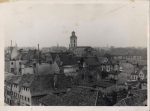 Zawartość – Content: Widok od południowego wschodu na stare miasto z zamkiem i pałacem w Żarach.  Fotografia, 1958 r.;  Własność intelektualna – Intelectual Property: brak danych;  Prawa majątkowe: Lubuski Wojewódzki Konserwator Zabytków;  Dookreślenie – Instantiation: Archiwum Wojewódzkiego Urzędu Ochrony Zabytków w Zielonej Górze.