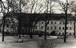 Zawartość – Content: Pałac Letni – widok od strony północnej. Fotografia, 1982 r.;  Własność intelektualna – Intelectual Property: Nowakowska H.;  Prawa majątkowe: Lubuski Wojewódzki Konserwator Zabytków;  Dookreślenie – Instantiation: Awzan A., Awzan R., Lukas-Janowska E.: Ewidencja parku zabytkowego w Żarach, Poznań 1985. Maszynopis w zbiorach Wojewódzkiego Urzędu Ochrony Zabytków w Zielonej Górze.