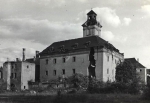 Zawartość – Content: Widok na zamek od strony północno-zachodniej.  Fotografia, 1961 r.;  Własność intelektualna – Intelectual Property: I. Springer;  Prawa majątkowe: Lubuski Wojewódzki Konserwator Zabytków;  Dookreślenie – Instantiation: Kroman K.: Zamek Bibersteinów w Żarach, Szczecin 1961. Maszynopis w zbiorach Wojewódzkiego Urzędu Ochrony Zabytków w Zielonej Górze.