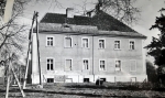 Zawartość – Content: Kargowa pałac, widok na elewację zachodnią, fotografia 1976;  Własność Intelektualna – Intellectual Property: Ewa Kręglewska - Foksowicz, Kazimierz R. Janowski;Prawa majątkowe: Narodowy Instytut Dziedzictwa Oddział Terenowy w Poznaniu;  Dookreślenie-Istantiation: Materiał załączony do: Ewa Kręglewska - Foksalowicz, Kazimierz R. Janowski. Kargowa (województwo Zielona Góra) Pałac. Dokumentacja historyczno-architektoniczna opracowana na zlecenie Dyrekcji Państwowego Gospodarstwa Rolnego w Kargowej, 1976 r. (maszynopis, WUOZ w Zielonej Górze). 