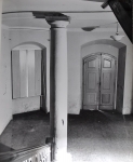 Zawartość – Content: Kargowa pałac, hall, fotografia 1976;Własność Intelektualna – Intellectual Property: Ewa Kręglewska - Foksowicz, Kazimierz R. Janowski;Prawa majątkowe: Narodowy Instytut Dziedzictwa Oddział Terenowy w Poznaniu;Dookreślenie-Istantiation: Materiał załączony do: Ewa Kręglewska - Foksalowicz, Kazimierz R. Janowski. Kargowa (województwo Zielona Góra) Pałac. Dokumentacja historyczno-architektoniczna opracowana na zlecenie Dyrekcji Państwowego Gospodarstwa Rolnego w Kargowej, 1976 r. (maszynopis, WUOZ w Zielonej Górze).