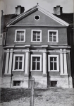 Zawartość – Content: Ryzalit środkowy elewacji ogrodowej pałacu w Kargowej, fotografia 1976;  Własność Intelektualna – Intellectual Property: Ewa Kręglewska - Foksowicz, Kazimierz R. Janowski;Prawa majątkowe: Narodowy Instytut Dziedzictwa Oddział Terenowy w Poznaniu;Dookreślenie-Istantiation: Materiał załączony do: Ewa Kręglewska - Foksalowicz, Kazimierz R. Janowski. Kargowa (województwo Zielona Góra) Pałac. Dokumentacja historyczno-architektoniczna opracowana na zlecenie Dyrekcji Państwowego Gospodarstwa Rolnego w Kargowej, 1976 r. (maszynopis, WUOZ w Zielonej Górze). 