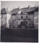 Zawartość – Content: Kargowa pałac. Widok na elewację frontową, fotografia ok. 1960;  Własność Intelektualna – Intellectual Property: Ewa Kręglewska - Foksowicz, Kazimierz R. Janowski;Prawa majątkowe: Narodowy Instytut Dziedzictwa Oddział Terenowy w Poznaniu;Dookreślenie-Istantiation: Materiał załączony do: Ewa Kręglewska - Foksalowicz, Kazimierz R. Janowski. Kargowa (województwo Zielona Góra) Pałac. Dokumentacja historyczno-architektoniczna opracowana na zlecenie Dyrekcji Państwowego Gospodarstwa Rolnego w Kargowej, 1976 r. (maszynopis, WUOZ w Zielonej Górze). 