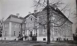 Zawartość – Content: Kargowa pałac. Widok na elewację frontową i elewację zachodnią, fotografia 1976;  Własność Intelektualna – Intellectual Property: Ewa Kręglewska - Foksowicz, Kazimierz R. Janowski;Prawa majątkowe: Narodowy Instytut Dziedzictwa Oddział Terenowy w Poznaniu;Dookreślenie-Istantiation: Materiał załączony do: Ewa Kręglewska - Foksalowicz, Kazimierz R. Janowski. Kargowa (województwo Zielona Góra) Pałac. Dokumentacja historyczno-architektoniczna opracowana na zlecenie Dyrekcji Państwowego Gospodarstwa Rolnego w Kargowej, 1976 r. (maszynopis, WUOZ w Zielonej Górze). 