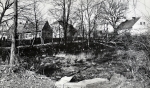 Zawartość – Content: Kargowa park przypałacowy. Wysychający staw na zachód od parku fotografia 1976;  Własność Intelektualna – Intellectual Property: Ewa Kręglewska - Foksowicz, Kazimierz R. Janowski;Prawa majątkowe: Narodowy Instytut Dziedzictwa Oddział Terenowy w Poznaniu;Dookreślenie-Istantiation: Materiał załączony do: Ewa Kręglewska - Foksalowicz, Kazimierz R. Janowski. Kargowa (województwo Zielona Góra) Pałac. Dokumentacja historyczno-architektoniczna opracowana na zlecenie Dyrekcji Państwowego Gospodarstwa Rolnego w Kargowej, 1976 r. (maszynopis, WUOZ w Zielonej Górze). 