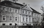 Zawartość – Content: Kargowa pałac. Widok na elewację południową, fotografia 1976;  Własność Intelektualna – Intellectual Property: Ewa Kręglewska - Foksowicz, Kazimierz R. Janowski;Prawa majątkowe: Narodowy Instytut Dziedzictwa Oddział Terenowy w Poznaniu;  Dookreślenie-Istantiation: Materiał załączony do: Ewa Kręglewska - Foksalowicz, Kazimierz R. Janowski. Kargowa (województwo Zielona Góra) Pałac. Dokumentacja historyczno-architektoniczna opracowana na zlecenie Dyrekcji Państwowego Gospodarstwa Rolnego w Kargowej, 1976 r. (maszynopis, WUOZ w Zielonej Górze). 