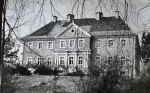 Zawartość – Content: Kargowa pałac. Widok strony południowej, fotografia 1976;  Własność Intelektualna – Intellectual Property: Ewa Kręglewska - Foksowicz, Kazimierz R. Janowski;Prawa majątkowe: Narodowy Instytut Dziedzictwa Oddział Terenowy w Poznaniu;Dookreślenie-Istantiation: Materiał załączony do: Ewa Kręglewska - Foksalowicz, Kazimierz R. Janowski. Kargowa (województwo Zielona Góra) Pałac. Dokumentacja historyczno-architektoniczna opracowana na zlecenie Dyrekcji Państwowego Gospodarstwa Rolnego w Kargowej, 1976 r. (maszynopis, WUOZ w Zielonej Górze).  