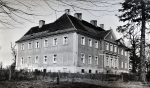 Zawartość – Content: Kargowa pałac, widok od strony południowo-zachodniej, fotografia 1976;  Własność Intelektualna – Intellectual Property: Ewa Kręglewska - Foksowicz, Kazimierz R. Janowski;Prawa majątkowe: Narodowy Instytut Dziedzictwa Oddział Terenowy w Poznaniu;  Dookreślenie-Istantiation: Materiał załączony do: Ewa Kręglewska - Foksalowicz, Kazimierz R. Janowski. Kargowa (województwo Zielona Góra) Pałac. Dokumentacja historyczno-architektoniczna opracowana na zlecenie Dyrekcji Państwowego Gospodarstwa Rolnego w Kargowej, 1976 r. (maszynopis, WUOZ w Zielonej Górze). 