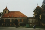 Zawartość – Content: Sulechów, zbór protestancki (z prawej widoczny zamek). fotografia, wrzesień 1995.;  Własność Intelektualna – Intellectual property: Piotr Kraszewski.;Prawa Majątkowe: Instytut Zachodni w Poznaniu.;Dookreślenie – Instantiation: brak.