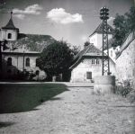 Zawartość – Content: Sulechów, dawny kalwiński kościół zamkowy (po prawej widoczny fragment zamku), fotografia, 1947.;Własność Intelektualna – Intellectual property:  Gwido Chmarzyński.;Prawa Majątkowe: Instytut Zachodni w Poznaniu.;Dookreślenie – Instantiation: brak.