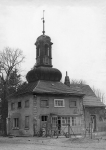 Zawartość – Content: Bojadła, zach. kordegarda zespołu pałacowego, fotografia, ok. 1974 r.;  Własność Intelektualna – Intellectual Property: W. Radomski;Prawa majątkowe: Biblioteka Instytutu Historii Sztuki UAM Poznań;Dookreślenie – Instantiation: Materiał reprodukowany w: Z. Pałat, Pałac w Bojadłach, praca magisterska napisana pod kier. doc. dr. hab. K. Kalinowskiego w Katedrze Historii Sztuki UAM, Poznań 1974 (maszynopis, Biblioteka Instytutu Historii Sztuki UAM Poznań).