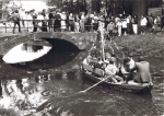 Zawartość – Content: Święto Ludowe, Bojadła, 22 maja 1988, po lewej widoczny mostek w parku pałacowym, fotografia, 1988.;Własność Intelektualna – Intellectual Property: b. d.;Prawa Majątkowe: Włodzimierz Puchalski;Dookreślenie – Instantiation: brak.