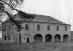 Zawartość – Content: Bojadła, oficyna pałacowa, fotografia, ok. 1974 r.;Własność Intelektualna – Intellectual Property: W. Radomski;Prawa majątkowe: Biblioteka Instytutu Historii Sztuki UAM Poznań;Dookreślenie – Instantiation: Materiał reprodukowany w: Z. Pałat, Pałac w Bojadłach, praca magisterska napisana pod kier. doc. dr. hab. K. Kalinowskiego w Katedrze Historii Sztuki UAM, Poznań 1974 (maszynopis, Biblioteka Instytutu Historii Sztuki UAM Poznań).