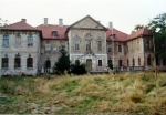 Zawartość – Content: Bojadła, fronton pałacu, fotografia, sierpień 1995.;Własność Intelektualna – Intellectual Property: Piotr Kraszewski;Prawa majątkowe: Instytut Zachodni w Poznaniu;Dookreślenie – Instantiation: brak.