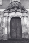 Zawartość – Content: Bojadła, pałac, portal (wejściowy), fotografia, 28.02.1995 lub 26.10.1996.;Własność Intelektualna – Intellectual Property: Bronisław Bugiel/Maria Kacprzyk;Prawa Majątkowe: Lubuski Wojewódzki Konserwator Zabytków;Dookreślenie-Istantiation: Materiał załączony do: M. Kacprzyk, Bojadła – pałac, karta ewidencyjna, listopad 1996, zał. nr 3.