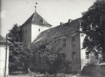 Zawartość – Content: Sulechów, zamek, widok na zamek od płd.-wsch. (po lewej widoczny fragment kościoła zamkowego). fotografia, 1964 r.;Własność Intelektualna – Intellectual property: b. d.;Prawa Majątkowe: Lubuski Wojewódzki Konserwator Zabytków.;Dookreślenie – Instantiation: Materiał załączony do: Oramus (?), Sulechów – zamek – (pozostałości) II – karta założenia, IX 1959.