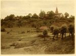 Zawartość – Content: Widok na kościół w Podlegórzu i winnicę rodziny von Reuss, fotografia, autor nieznany, ok. 1930 r.;Własność Intelektualna – Intellectual Property: brak danych;Prawa majątkowe: E. Bockhorn von der Bank;Dookreślenie-Istantiation: brak.