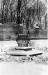 Zawartość – Content: Park pałacowy w Trzebiechowie, widok na ogrodzenie na prawo od pałacu, fotografia, autor nieznany, ok. 1930 r.;Własność Intelektualna – Intellectual Property: brak danych;Prawa majątkowe: E. Bockhorn von der Bank;Dookreślenie-Istantiation: brak.