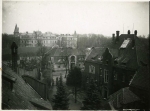 Zawartość – Content: Widok z sanatorium na pałac w Trzebiechowie, fotografia, autor nieznany, ok. 1926 r.;  Własność Intelektualna – Intellectual Property: brak danych;Prawa majątkowe: E. Bockhorn von der Bank;Dookreślenie-Istantiation: brak.