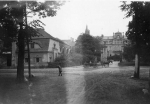 Zawartość – Content: Brama wjazdowa i pałac w Trzebiechowie, fotografia, autor nieznany, ok. 1935 r.;  Własność Intelektualna – Intellectual Property: brak danych;Prawa majątkowe: E. Bockhorn von der Bank;Dookreślenie-Istantiation: brak.