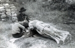 Zawartość – Content: Zamek w Siedlisku, prace związane z ustawieniem na moście figur odnalezionych w fosie, fotografia, 1962-1974 r.; Własność Intelektualna – Intellectual Property: Szczep Harcerski „Makusyny”;Prawa majątkowe: Muzeum Ziemi Lubuskiej w Zielonej Górze;Dookreślenie - Istantiation: Zbiory Muzeum Ziemi Lubuskiej w Zielonej Górze.