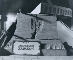 Zawartość – Content: Zamek w Siedlisku, wnętrze mauzoleum mieszczące tzw. muzeum zamku, fotografia, 1962-1974 r.;Własność Intelektualna – Intellectual Property: Szczep Harcerski „Makusyny”;Prawa majątkowe: Muzeum Ziemi Lubuskiej w Zielonej Górze;Dookreślenie - Istantiation: Zbiory Muzeum Ziemi Lubuskiej w Zielonej Górze.