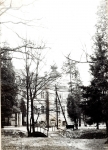 Zawartość – Content: Pałac w Iłowej, fragment elewacji wschodniej skrzydła zachodniego,  fotografia, 1968 r.;  Własność intelektualna – Intelectual Property: K. Loose;  Prawa majątkowe: Lubuski Wojewódzki Konserwator Zabytków;  Dookreślenie – Instantiation: Loose K.: Pałac w Iłowej, Zielona Góra 1968 r., maszynopis w zbiorach Wojewódzkiego Urzędu Ochrony Zabytków w Zielonej Górze.