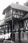 Zawartość – Content: Budynek gospodarczy w zespole pałacowo-parkowym  w Iłowej,  fotografia, 1963 r.;  Własność intelektualna – Intelectual Property: S. Kowalski;  Prawa majątkowe: Lubuski Wojewódzki Konserwator Zabytków;  Dookreślenie – Instantiation: Archiwum Wojewódzkiego Urzędu Ochrony Zabytków w Zielonej Górze.