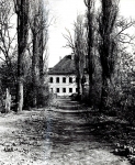 Zawartość – Content: Fragment fasady – widok od strony południowej, fotografia 1971; Własność Intelektualna – Intellectual Property: K.R. Janowski; Prawa majątkowe: Lubuski Wojewódzki Konserwator Zabytków; Dookreślenie – Istantiation: Materiał załączony do: R. Kąsinowska. Dwór w Ochli, pow. Zielonogórski – woj. Zielonogórskie, Szczecin 1971 r. (maszynopis, Archiwum Wojewódzkiego Urzędu Ochrony Zabytków w Zielonej Górze).